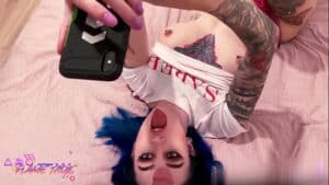 Image Vídeo da novinha tatuada recebendo uma gozada na cara